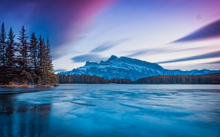Картинка Покрытое льдом озеро у подножия гор