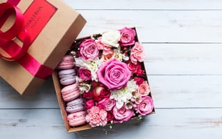 Картинка Коробка с живыми цветами и десертом на подарок