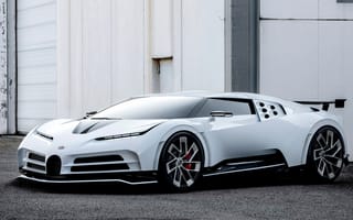 Картинка Белый автомобиль Bugatti Centodieci 2019 года у гаража