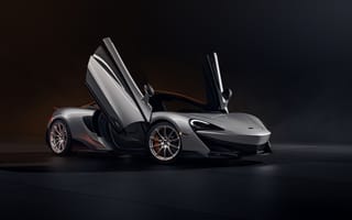 Обои Серебристый спортивный автомобиль McLaren 600LT CGI с открытыми дверями