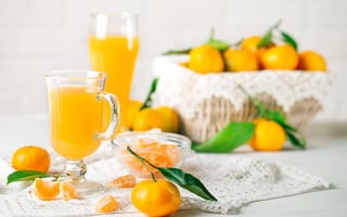 Картинка Свежий сок на столе со свежими мандаринами