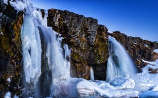 Картинка Заледеневший водопад стекает с гор, Исландия