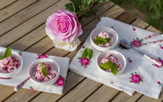 Обои Мороженое на столе с розовой розой