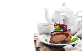 Обои Кусок торта с ягодами черешни на столе с чаем
