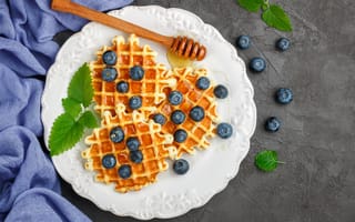 Картинка Сладкие вафли с медом на тарелке с ягодами черники