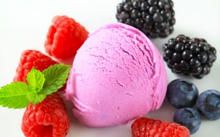 Картинка Шарик мороженого с ягодами малины, черники и ежевики