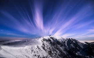 Картинка Белые облака в голубом небе над заснеженными горами