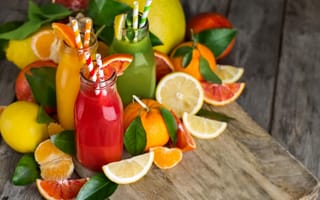 Картинка Три бутылки с соком на столе со свежими фруктами