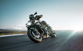 Картинка Гонщик на мотоцикле Kawasaki Z H2 Superbike 2020 года на трассе