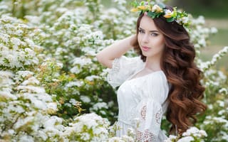 Картинка Красивая девушка в платье у куста с белыми цветами