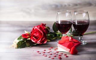 Картинка Розы, подарок и два бокала вина на столе