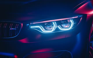 Картинка Зажженная фара автомобиля BMW M4