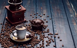 Картинка Чашка кофе на столе с шоколадным кексом и кофемолкой