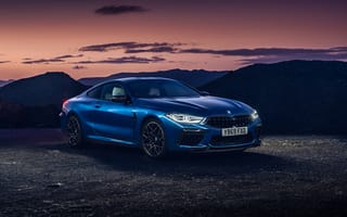 Картинка Синий автомобиль BMW M8 Competition Coupe 2019 года на фоне гор