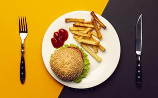 Картинка Гамбургер на белой тарелке с соусом и картофелем фри