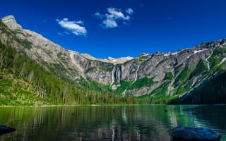 Картинка Горы под голубым небом у озера