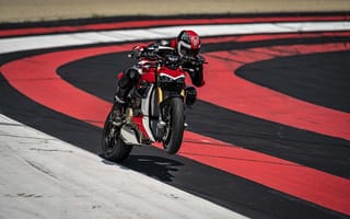 Картинка Мотоциклист на мотоцикле Ducati Streetfighter V4, 2020 года на гонках