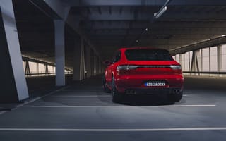 Обои Красный внедорожник Porsche Macan GTS 2020 года на парковке