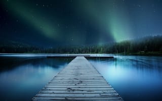 Картинка Деревянный мост на озере под красивым ночным небом