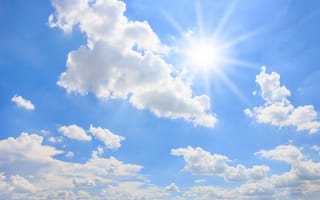 Картинка Яркое солнце в голубом небе с белыми облаками
