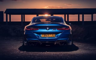Картинка Синий автомобиль BMW M8, 2019 года на фоне заката