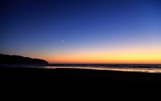 Картинка Спокойное море на закате солнца под голубым небом