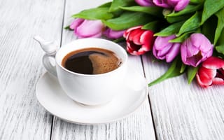 Картинка Белая чашка кофе на столе с букетом разноцветных тюльпанов