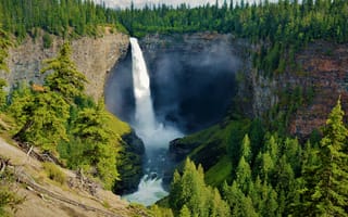 Картинка Водопад стекает с утеса в лесу, Канада