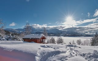 Картинка Яркое зимнее солнце у заснеженных гор, Норвегия