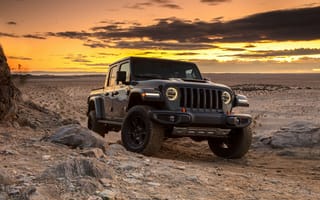 Картинка Черный внедорожник Jeep Gladiator Mojave, 2020 года в пустыне на закате