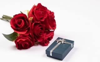 Картинка Букет красных искусственных роз с подарком на белом фоне