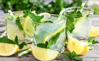 Картинка Лимонад с мятой и кусочками лимона в стаканах на столе