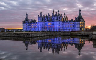 Картинка Замок Шамбор отражается в воде в сумерках, Франция