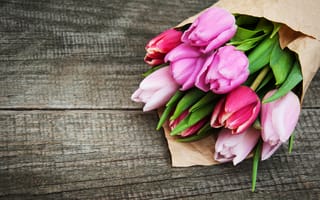 Картинка Букет розовых тюльпанов на деревянном столе