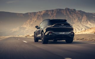 Картинка Черный внедорожник Aston Martin DBX 2020 года в горах