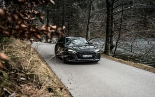Картинка Автомобиль Audi RS 6 Avant 2020 года едет по дороге
