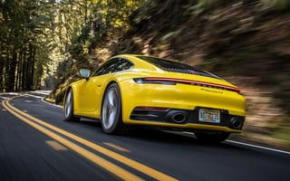 Картинка Желтый автомобиль Porsche 911 Carrera 4S, 2020 года на трассе