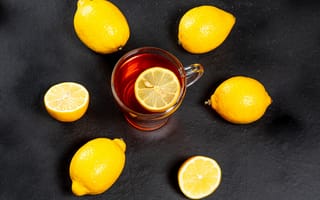 Картинка Стеклянная чашка чая с лимоном на сером столе