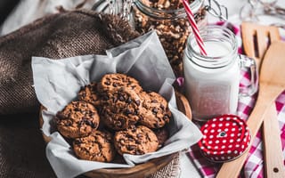 Картинка Вкусное печенье с шоколадом на столе с молоком