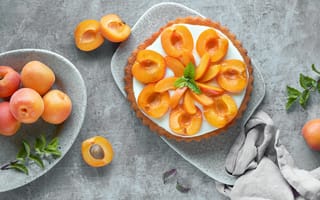 Обои Пирог с кремом и абрикосами на столе