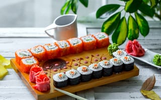 Картинка Вкусные суши и роллы на столе с имбирем