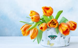 Картинка Букет оранжевых тюльпанов в вазе