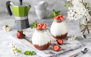 Картинка Десерт с йогуртом в банке с клубникой на столе цветами вишни