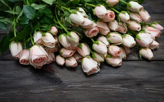 Картинка Большой букет розовых роз на деревянном столе