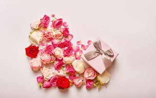 Картинка Сердце из цветов розы на розовом фоне с подарком