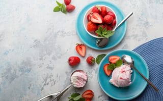Картинка Ягодное мороженое на тарелке с ягодами клубники