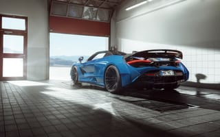 Картинка Спортивный автомобиль McLaren 720S, 2020 года выезжает с гаража