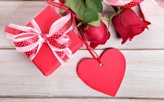 Обои Красные розы с подарком и красным сердцем на деревянном столе