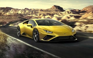 Картинка Автомобиль Lamborghini Huracan EVO RWD 2020 года едет по дороге