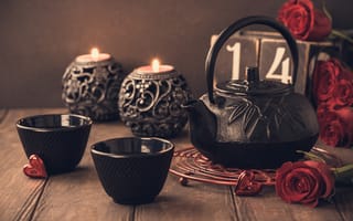 Картинка Две чашки чая на столе со свечами и красными розами